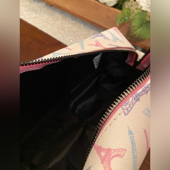 NWT! Cosmetic bag with zipper. White color with Paris design. - Picture 4 of 9